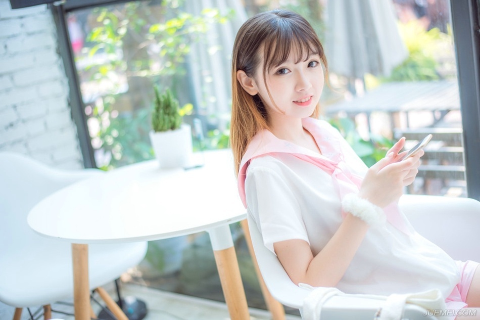 “此非我一人之功，若非子乔兄鼎力相助，孟达为内应，加上刘璋的配合，这天府之国，也不会如此轻易落入我等手掌之中。”法正微笑着摇了摇头，跟在贾诩身边多年，那份内敛以及自保之道倒是学了不少，这个时候，绝对不能锋芒太露。
